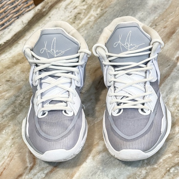 Boys NIKE Kyrie Infinity TB Wolf Grey sneakers- Size 7 - Picture 3 of 10